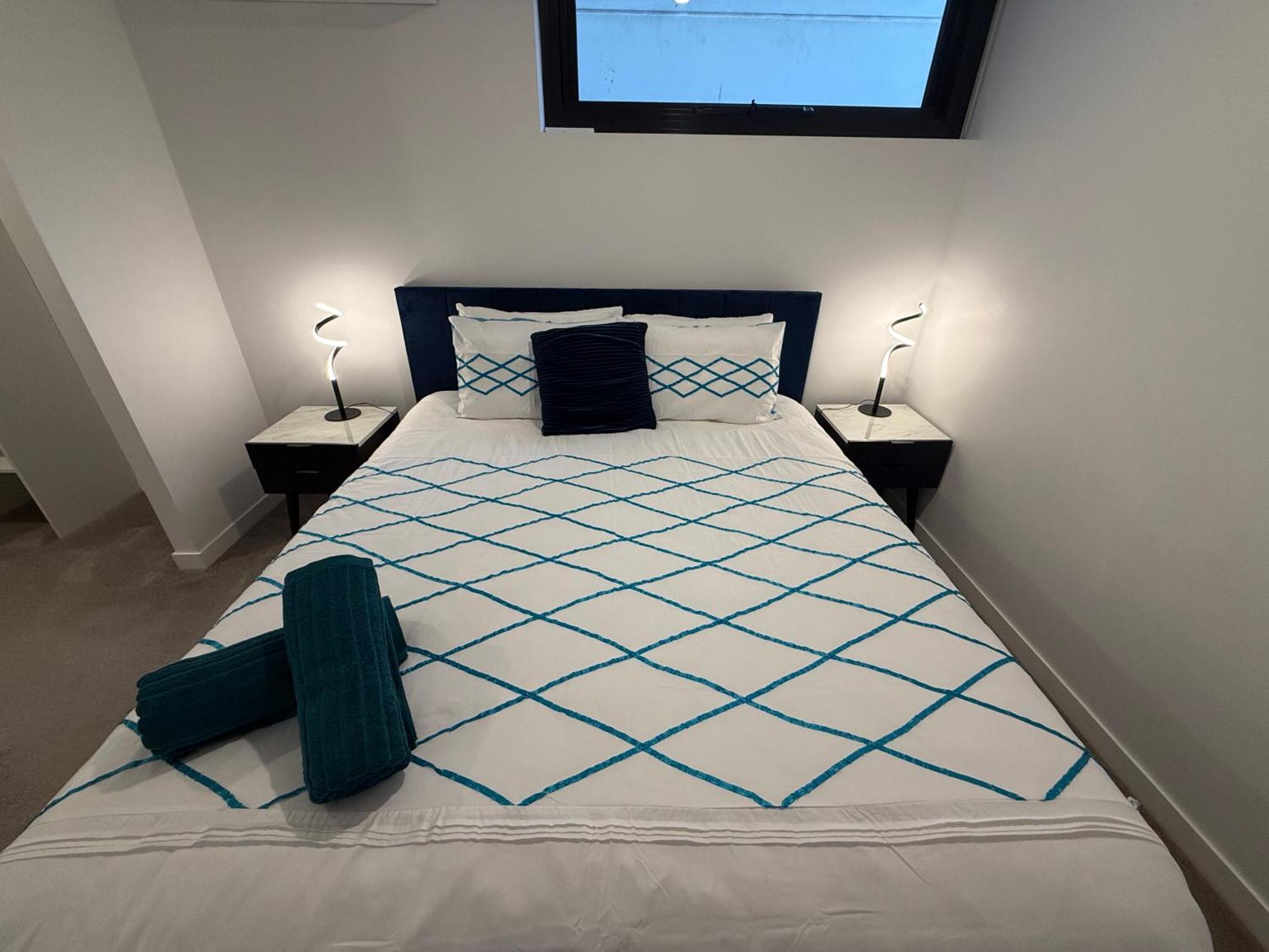 Midnight Luxe 2br 2bath 2car 230 Pool Gym Sauna Apartment *