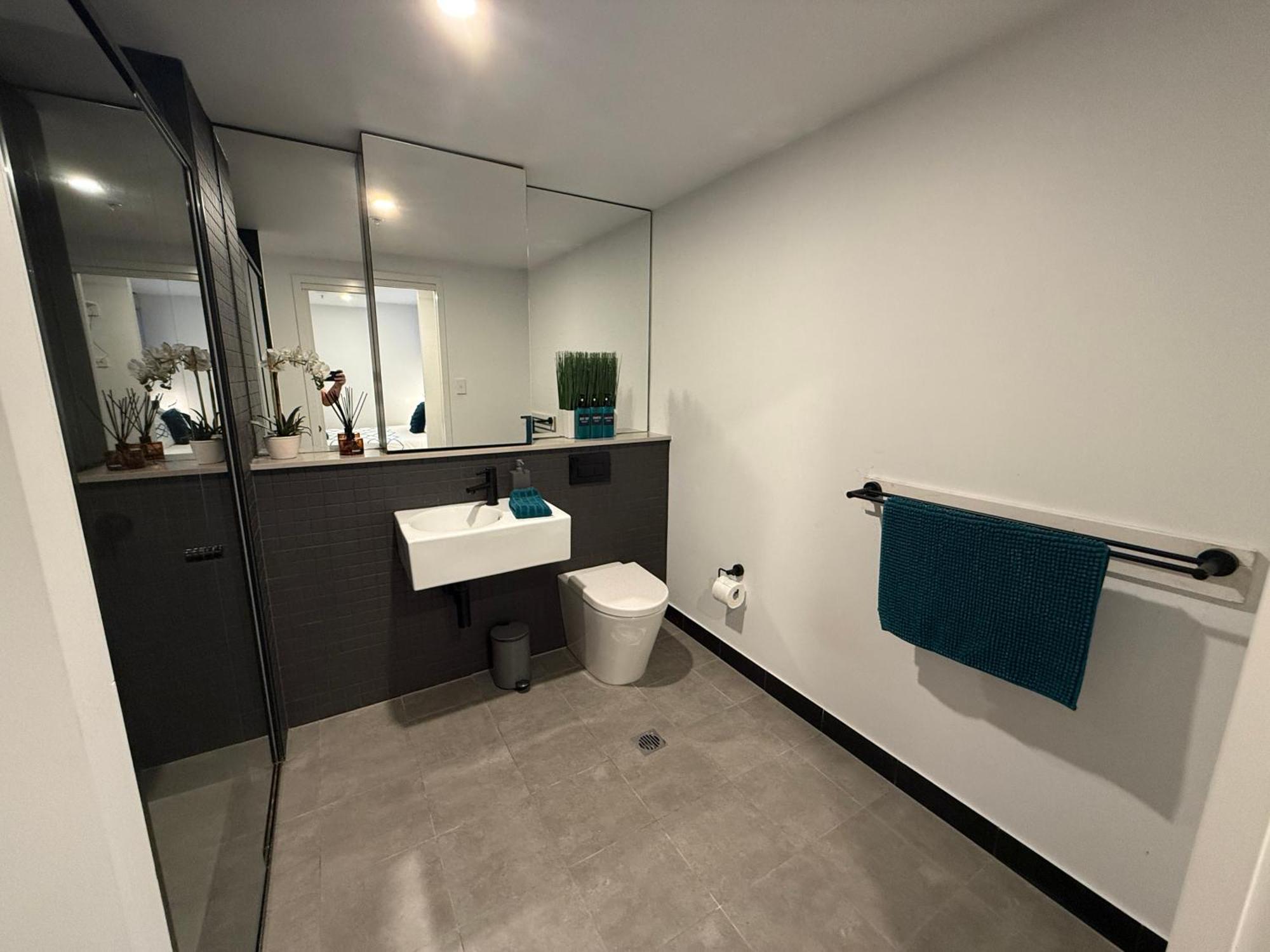 Midnight Luxe 2br 2bath 2car 230 Pool Gym Sauna Apartment Canberra