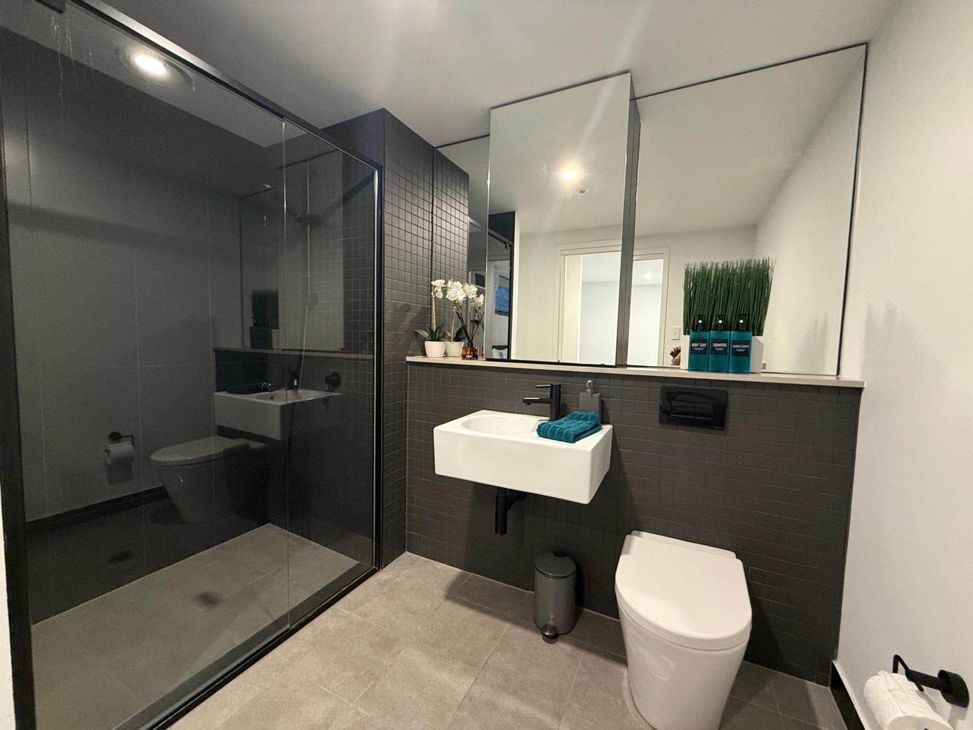 Apartment Midnight Luxe 2br 2bath 2car 230 Pool Gym Sauna Canberra