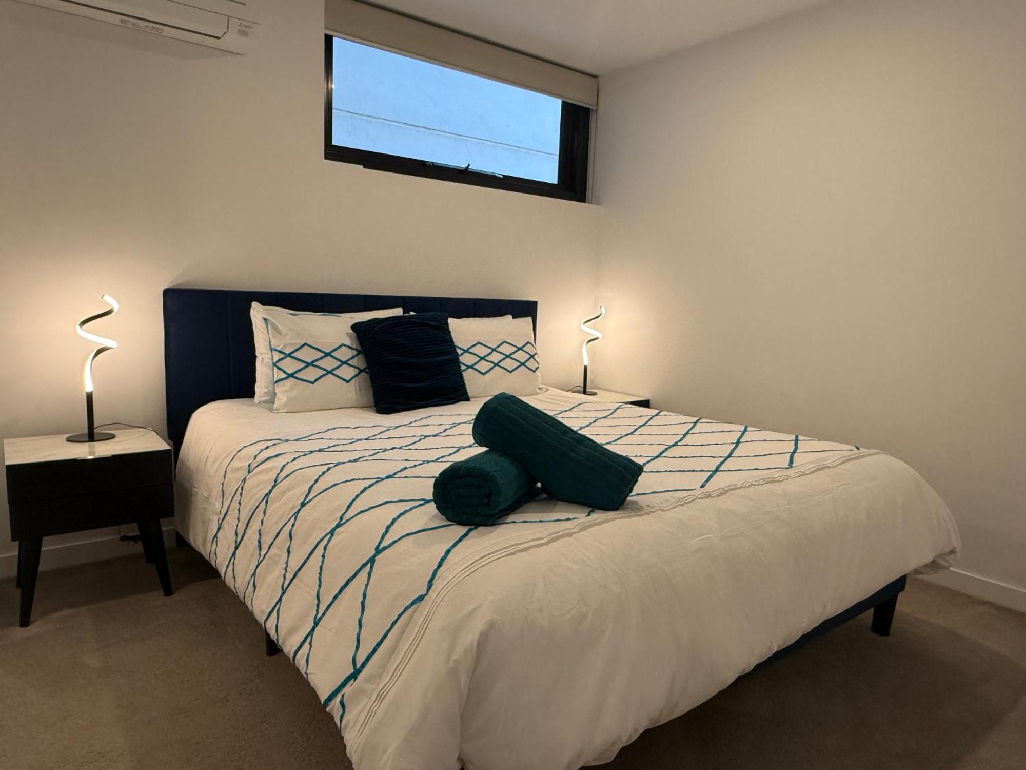 Midnight Luxe 2br 2bath 2car 230 Pool Gym Sauna Apartment *