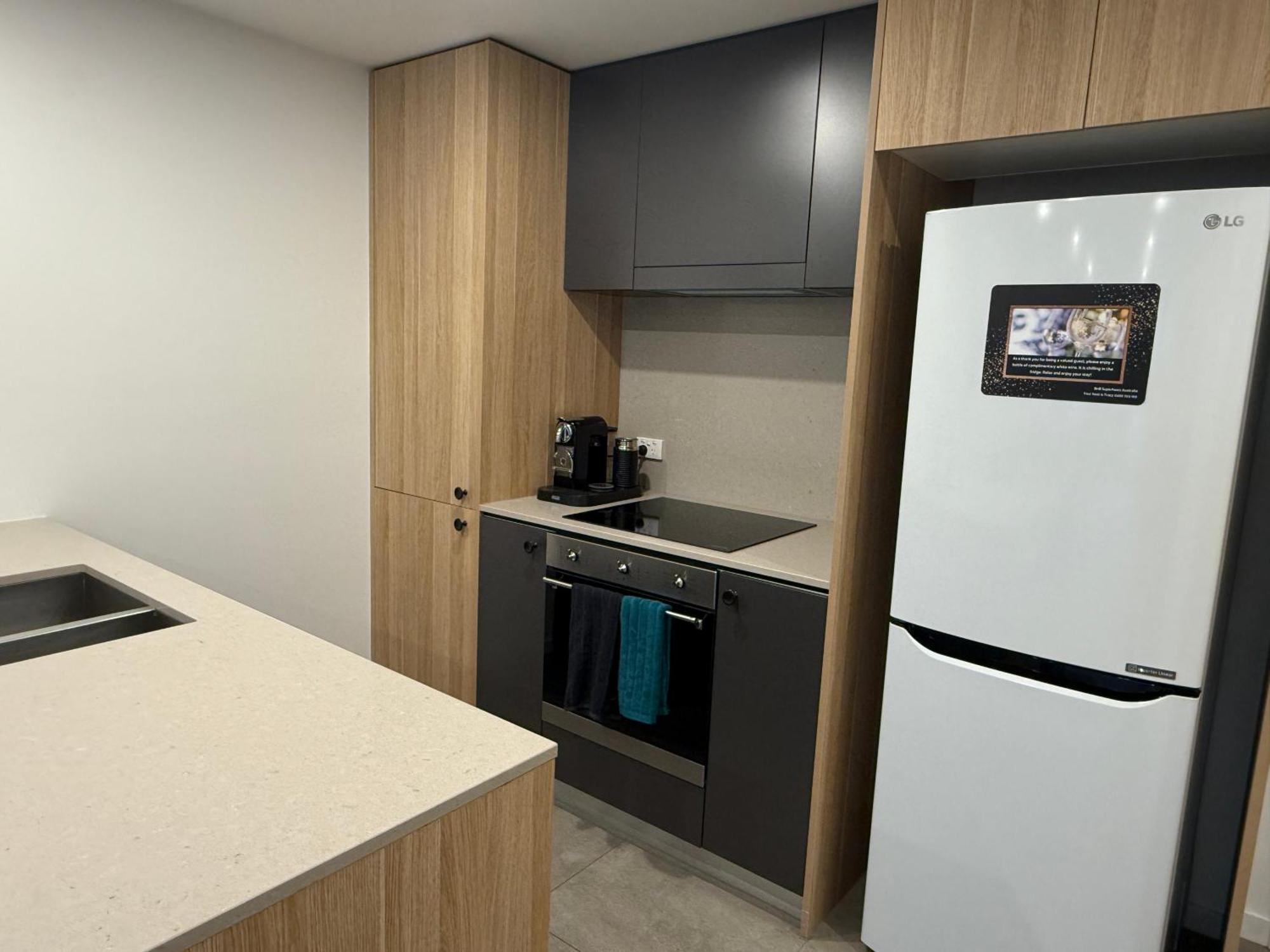 Midnight Luxe 2br 2bath 2car 230 Pool Gym Sauna Apartment