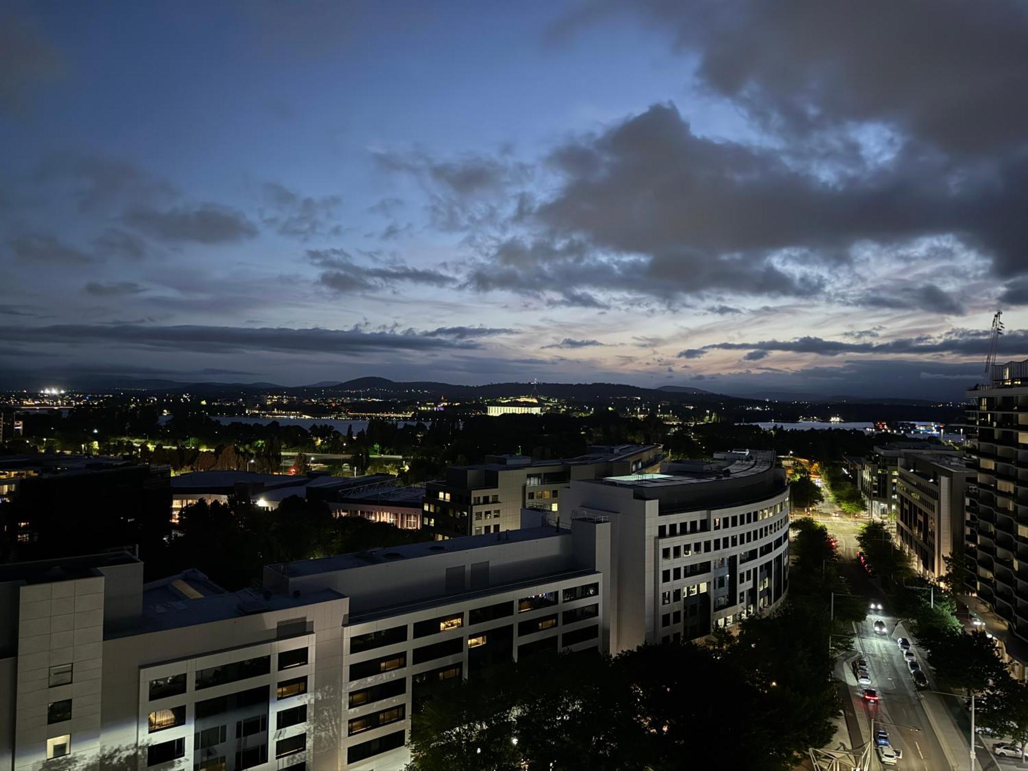 Manhattan Luxe Views L14 Pool Gym 1br 1 Bath 1 Secure Parking * Canberra