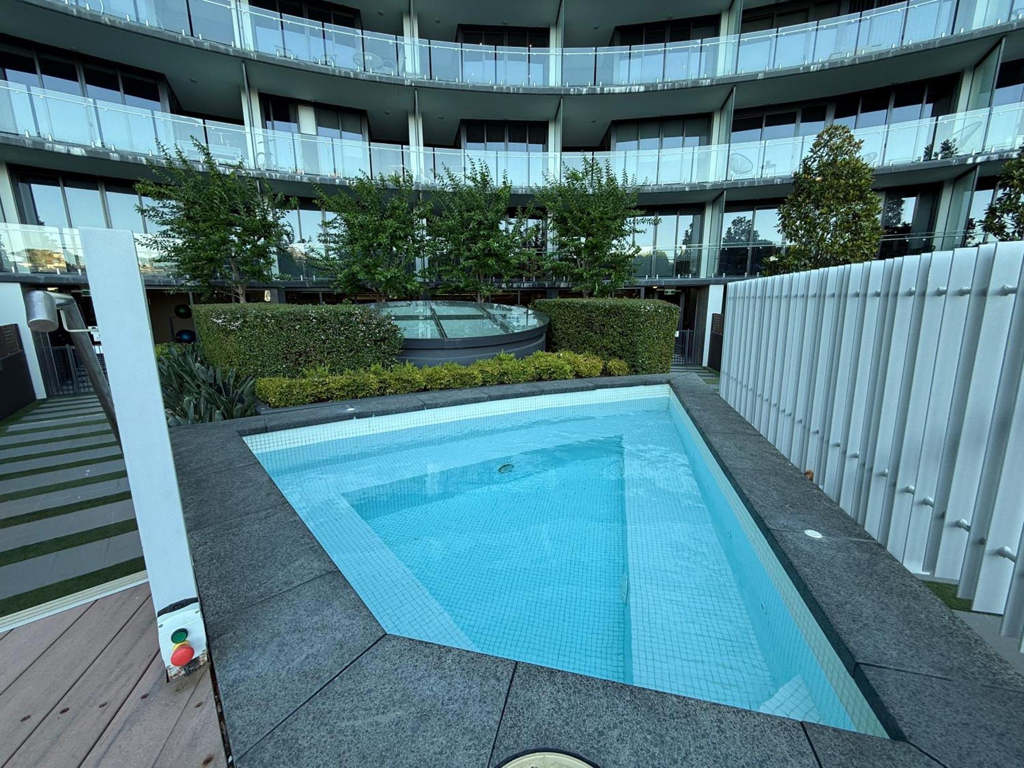 Manhattan Luxe Views L14 Pool Gym 1br 1 Bath 1 Secure Parking Canberra
