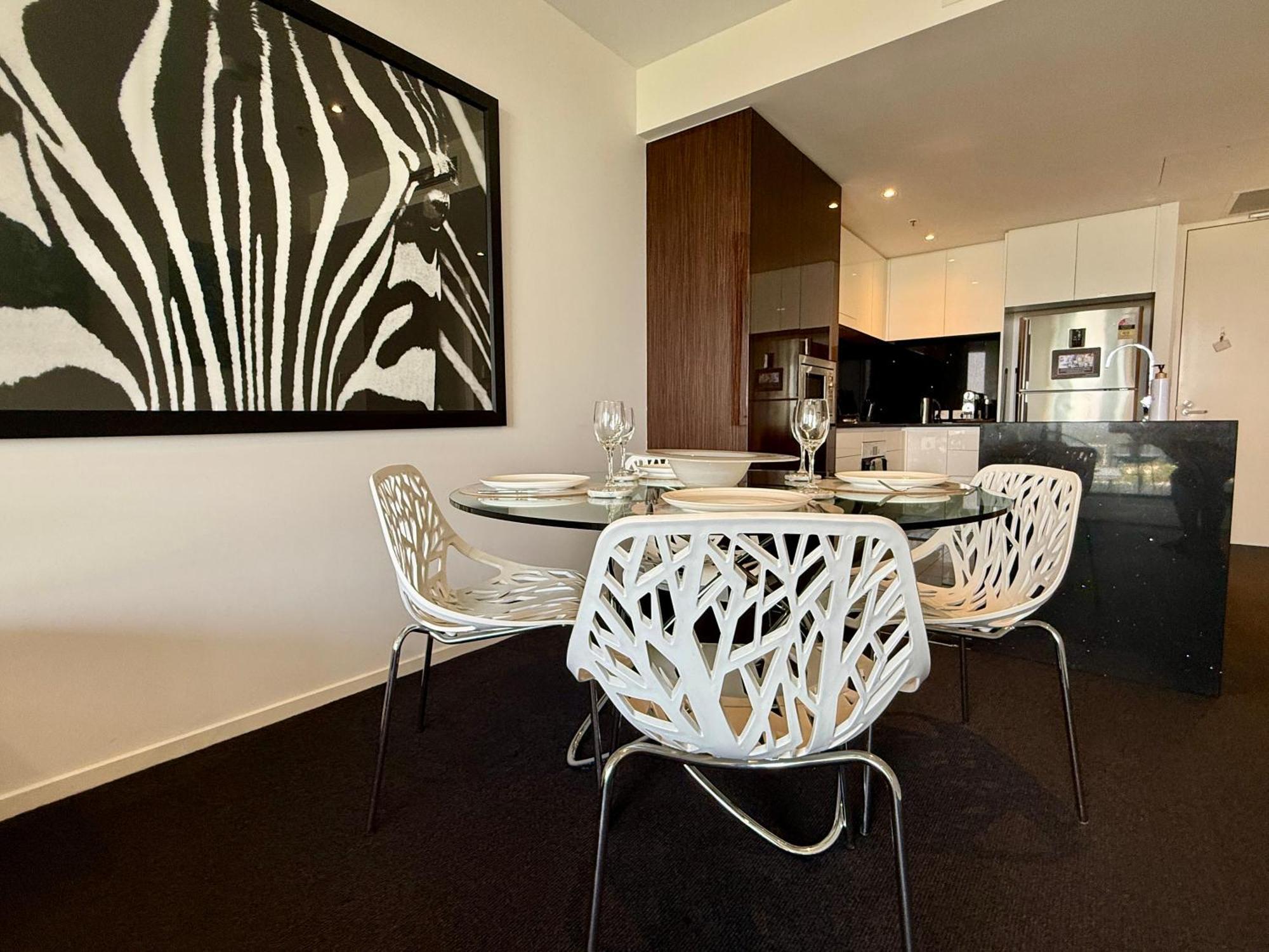 Manhattan Luxe Views L14 Pool Gym 1br 1 Bath 1 Secure Parking Canberra