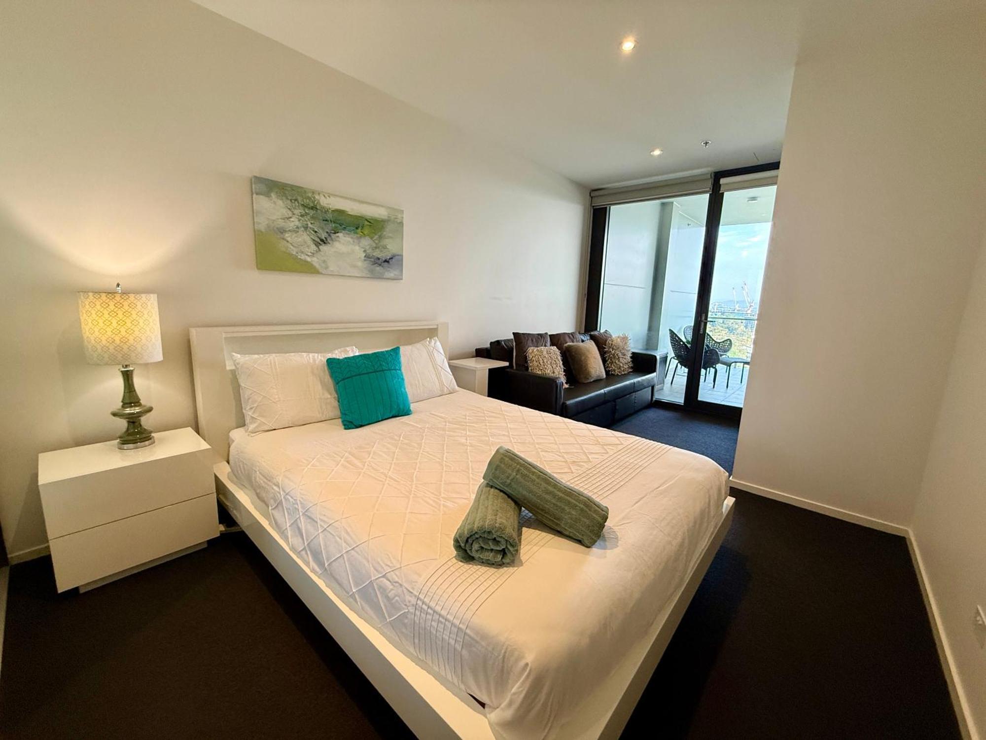 Manhattan Luxe Views L14 Pool Gym 1br 1 Bath 1 Secure Parking Apartment Canberra