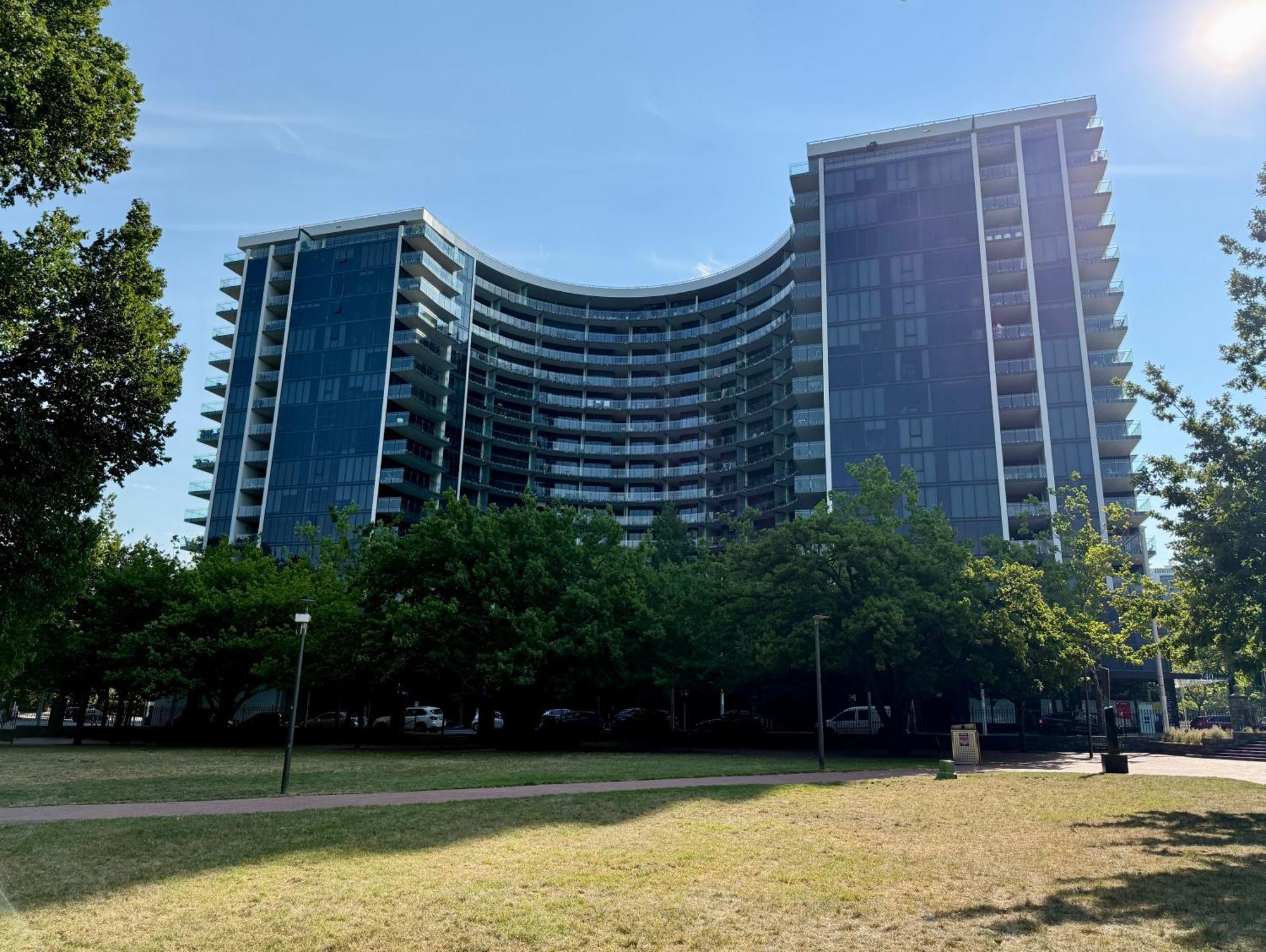 Manhattan Luxe Views L14 Pool Gym 1br 1 Bath 1 Secure Parking Canberra
