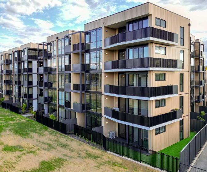 Zmith - Brooke, Near Ais, Gio Stadium, Uc, & Nth - Hospital Apartment