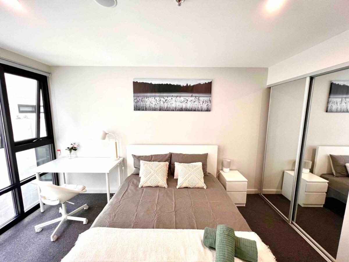 Brand New 1 Bedroom In Centre Apartment *