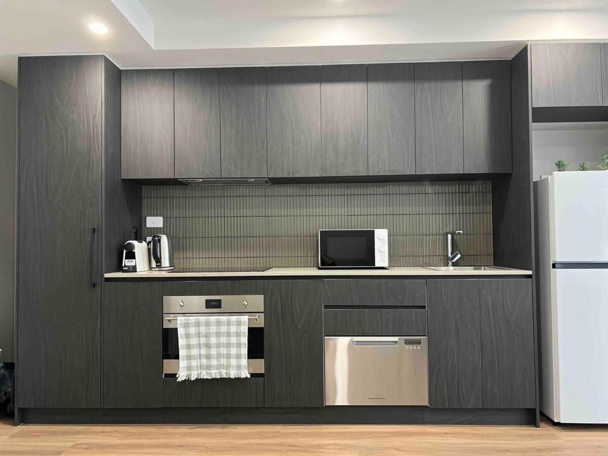 Brand New 1 Bedroom In Centre * Canberra