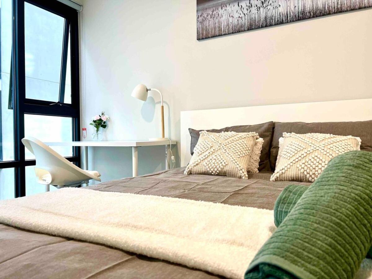 Brand New 1 Bedroom In Centre Apartment