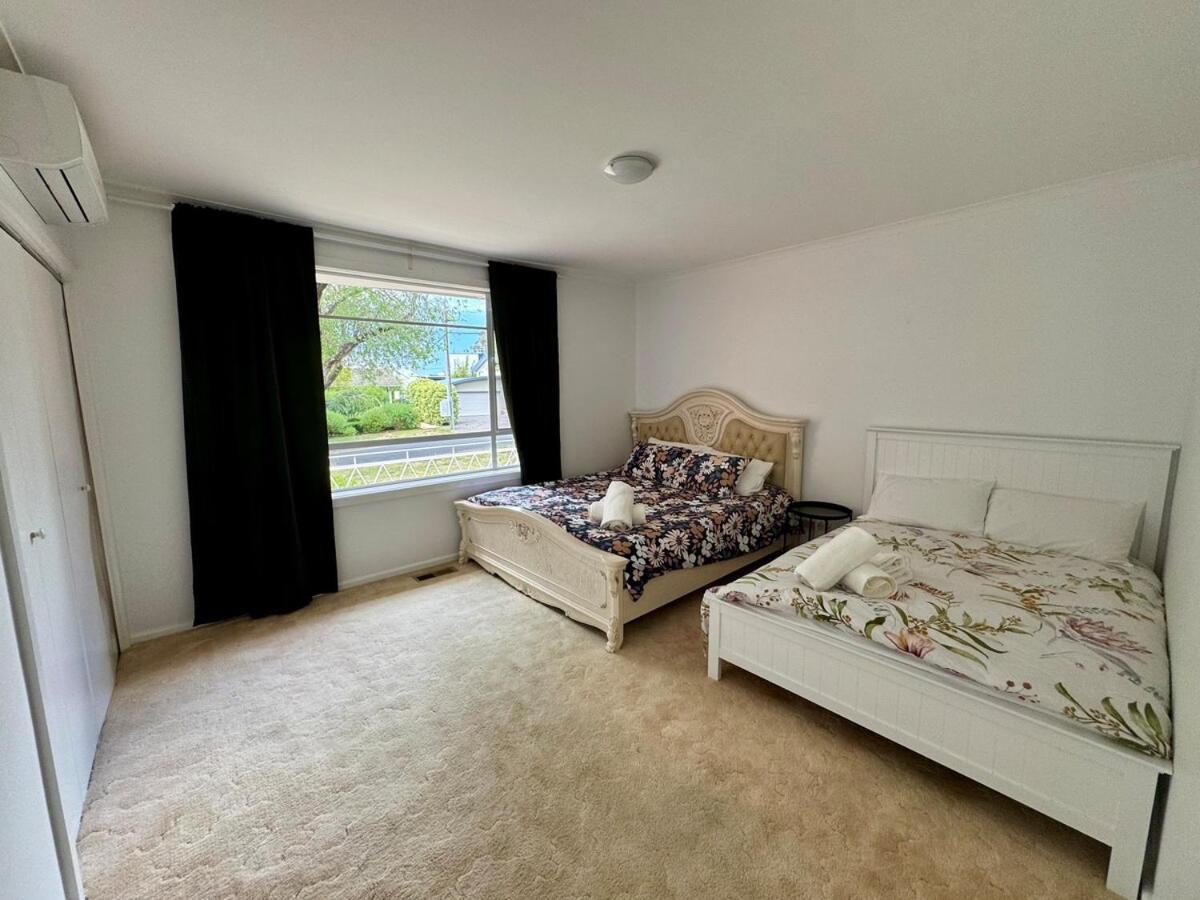 Elegant 4br In Red Hill Holiday home