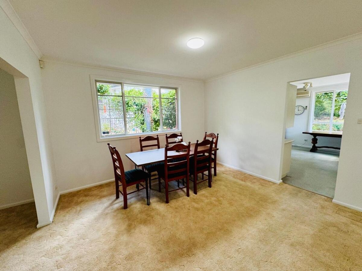 Elegant 4br In Red Hill Holiday home