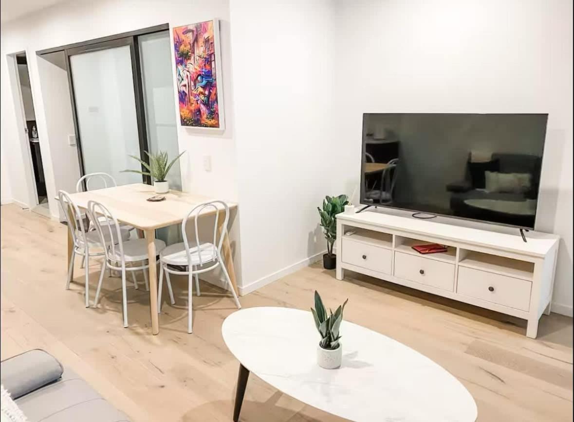 2br-2br-1car-cbd-pool-shopping Apartment *