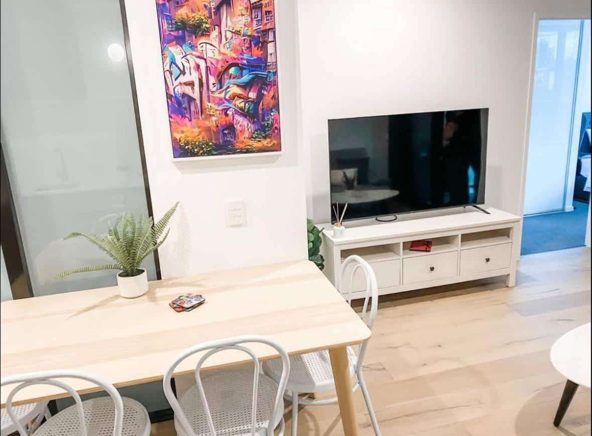 2br-2br-1car-cbd-pool-shopping Apartment