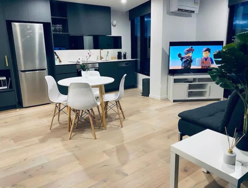 1br-1br-1car-sleeps 4-pool-cbd Apartment