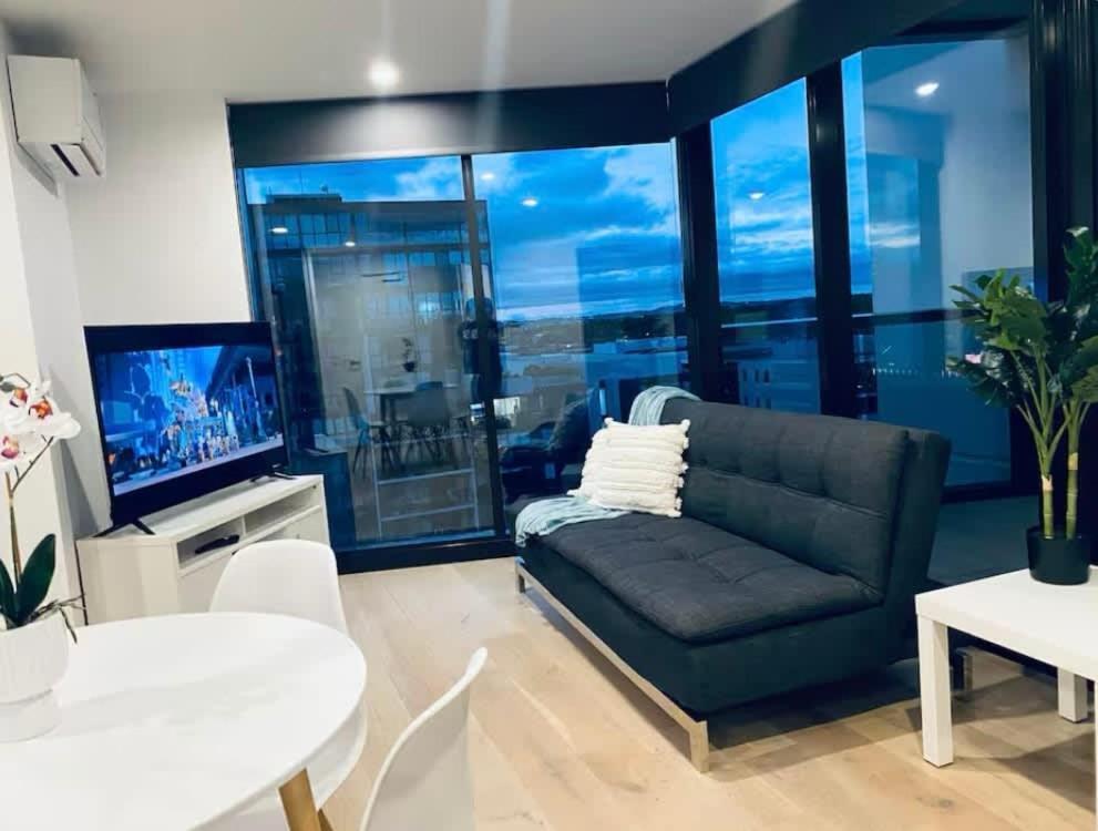 Apartment 1br-1br-1car-sleeps 4-pool-cbd