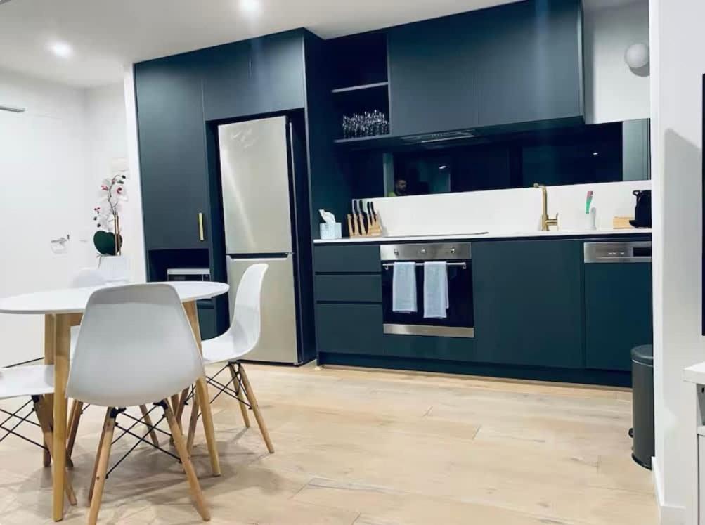 Apartment 1br-1br-1car-sleeps 4-pool-cbd *