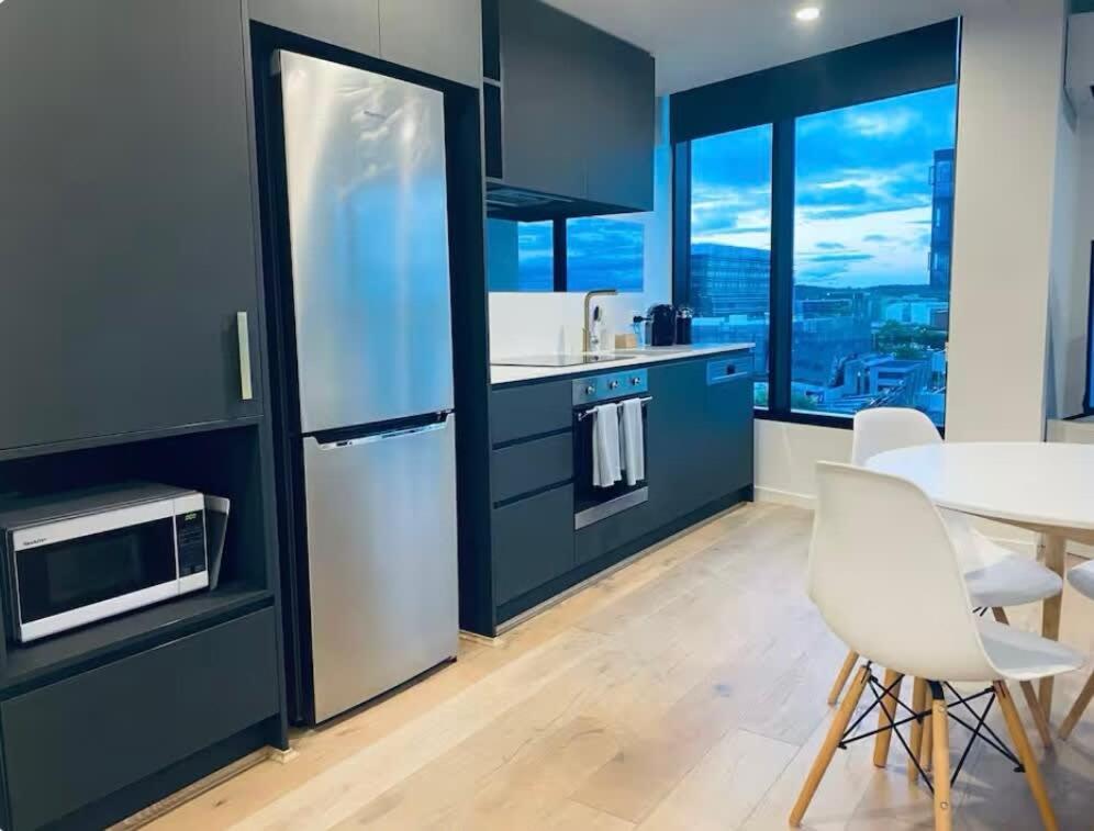 1br-1br-1car-sleeps 4-pool-cbd Apartment