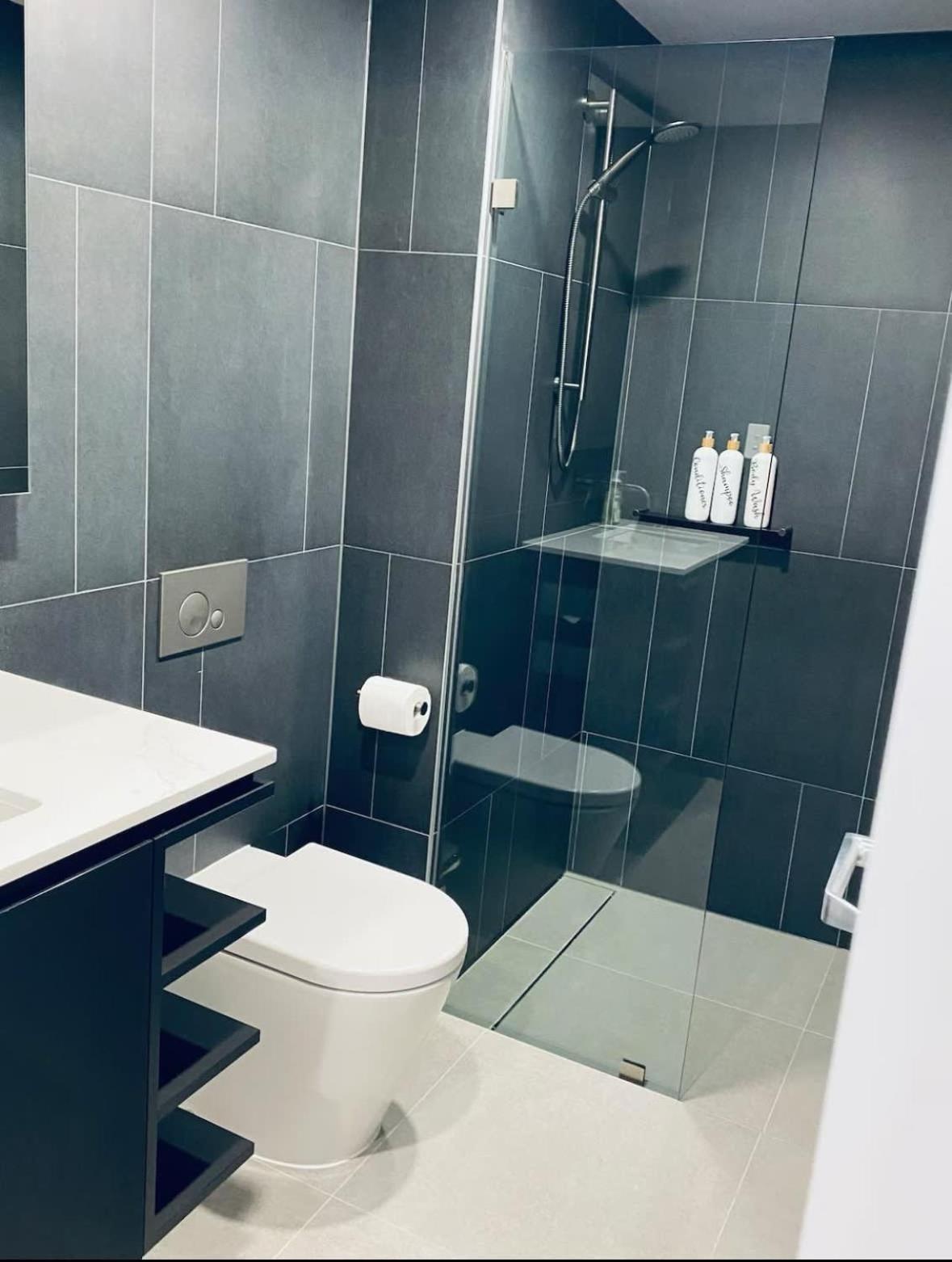 2br-2br-1car-cbd-pool-shopping Apartment *
