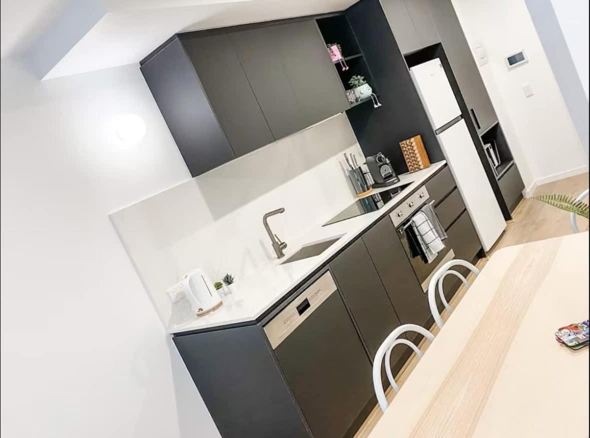 2br-2br-1car-cbd-pool-shopping * Canberra