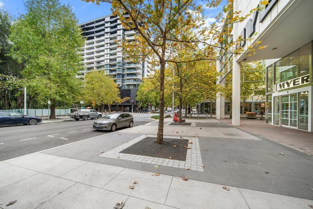 Two Bedroom In Heart Of With Parking * Canberra