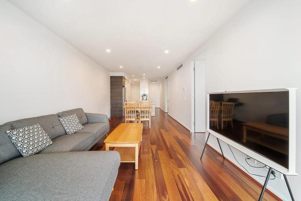 Two Bedroom In Heart Of With Parking Apartment *