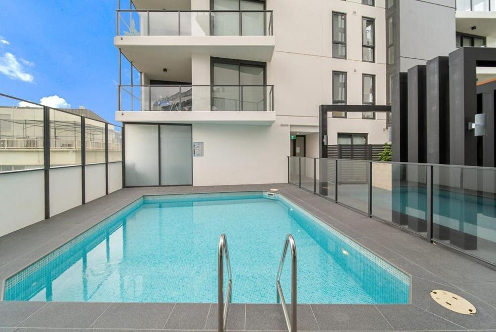Two Bedroom In Heart Of With Parking Apartment