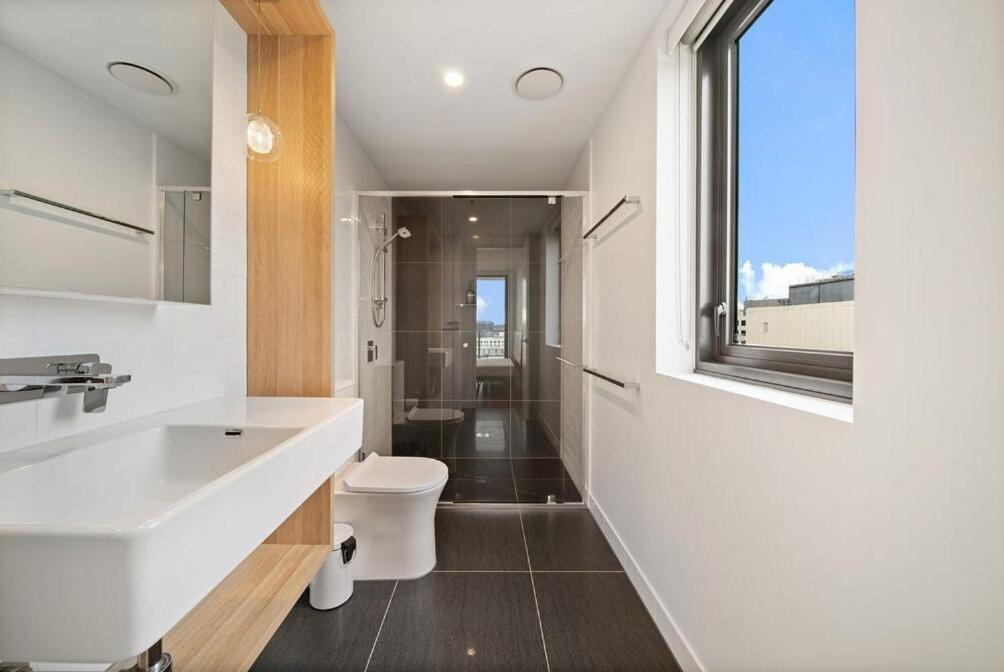 Two Bedroom In Heart Of With Parking *