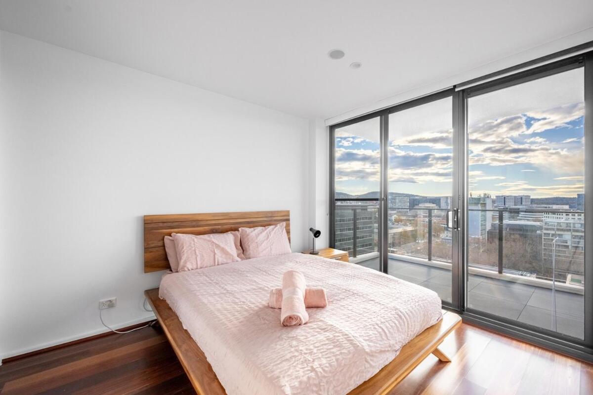 Two Bedroom In Heart Of With Parking Apartment *