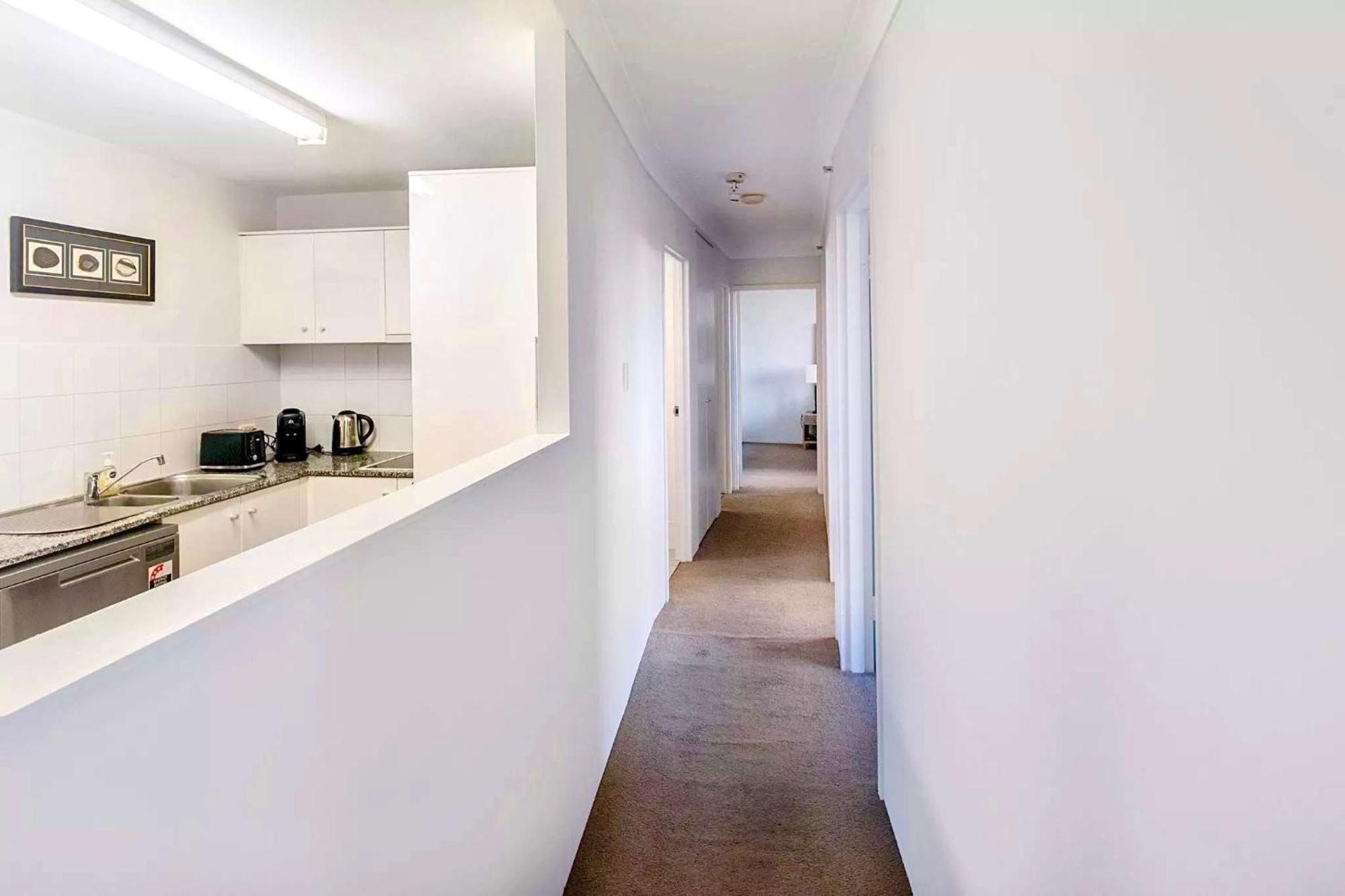 Sky High 3br Cbd Views Pool & Gym Apartment Canberra
