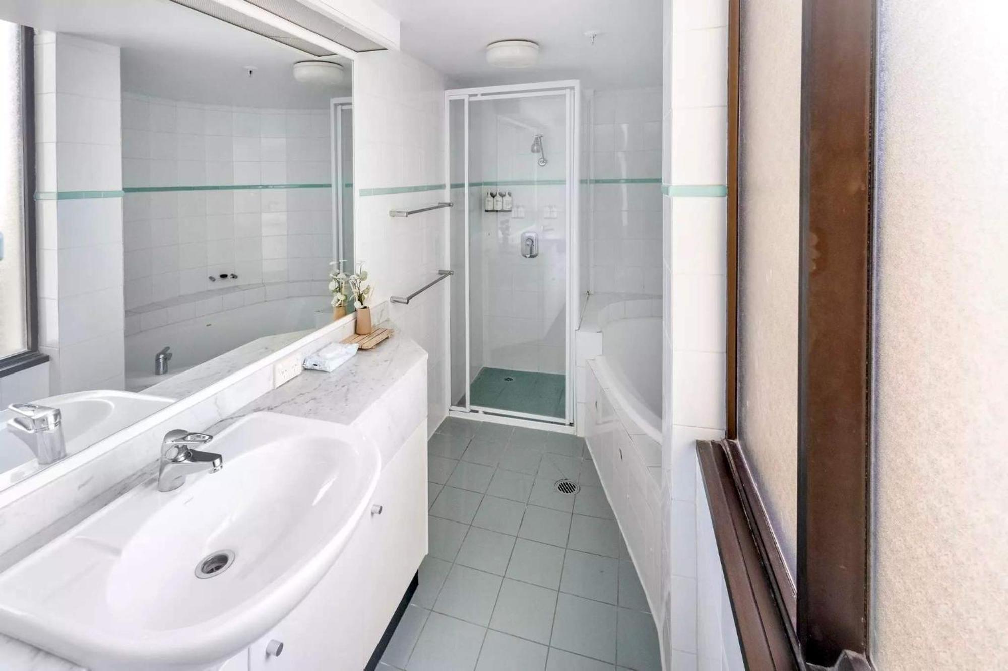 Sky High 3br Cbd Views Pool & Gym Apartment *
