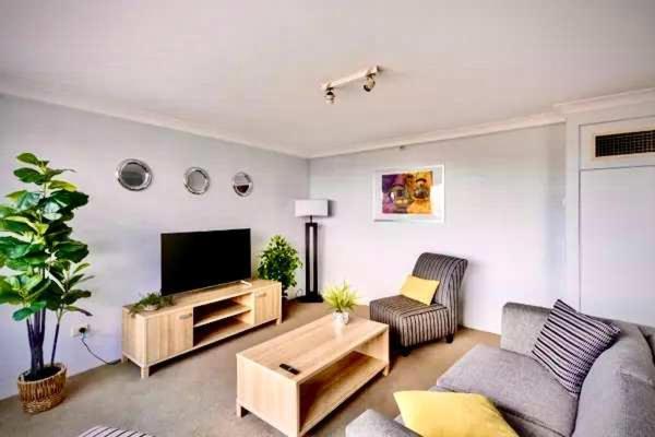 Sky High 3br Cbd Views Pool & Gym Apartment
