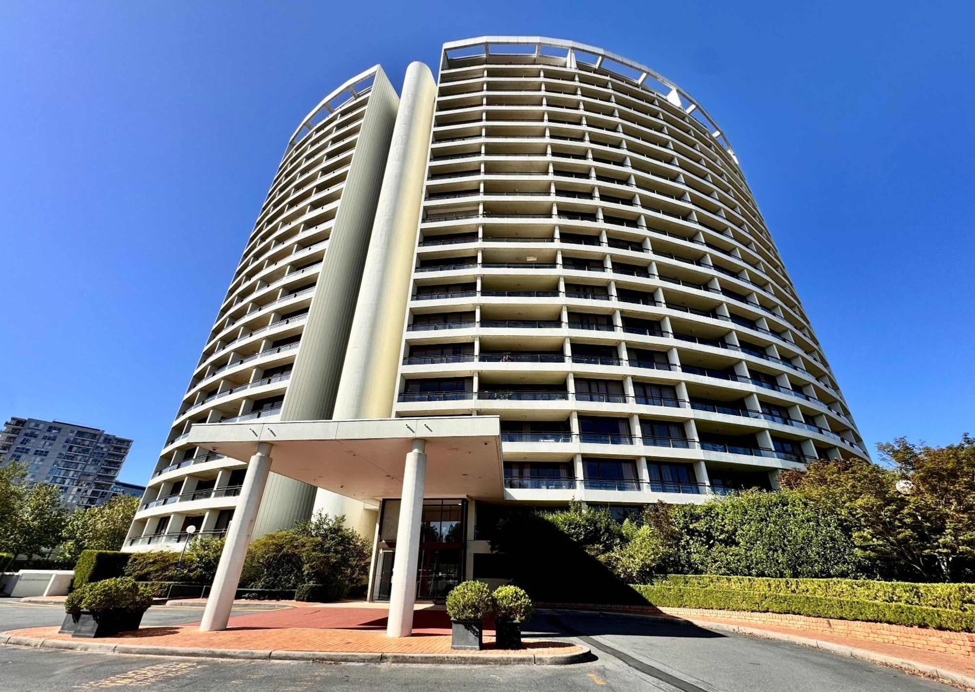 Sky High 3br Cbd Views Pool & Gym Apartment *