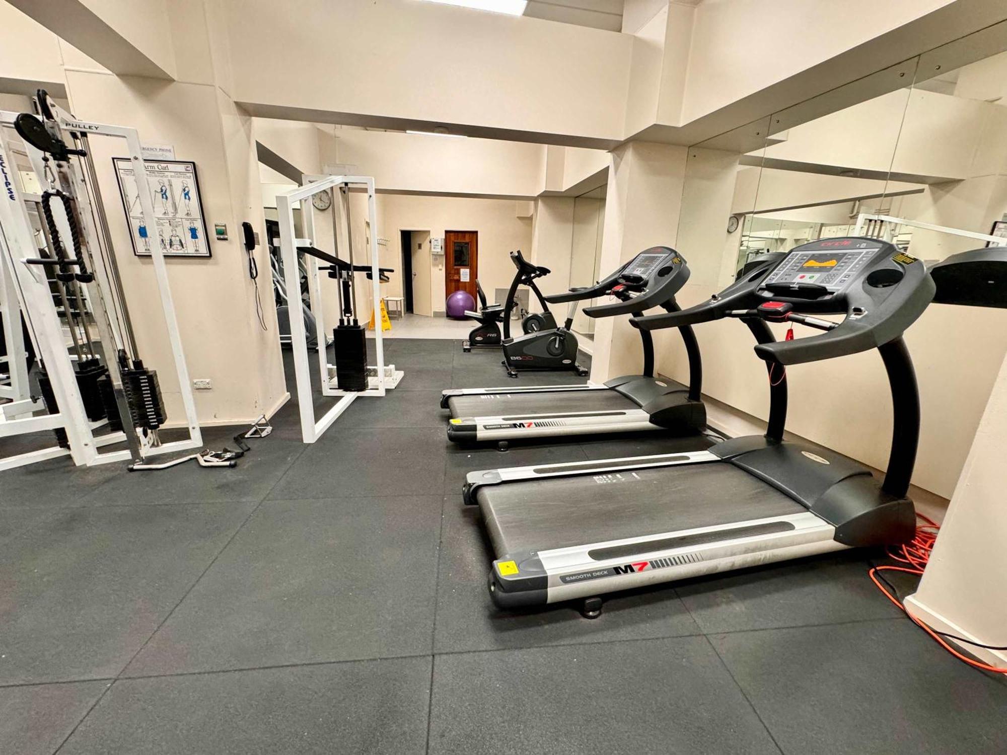 Sky High 3br Cbd Views Pool & Gym Apartment