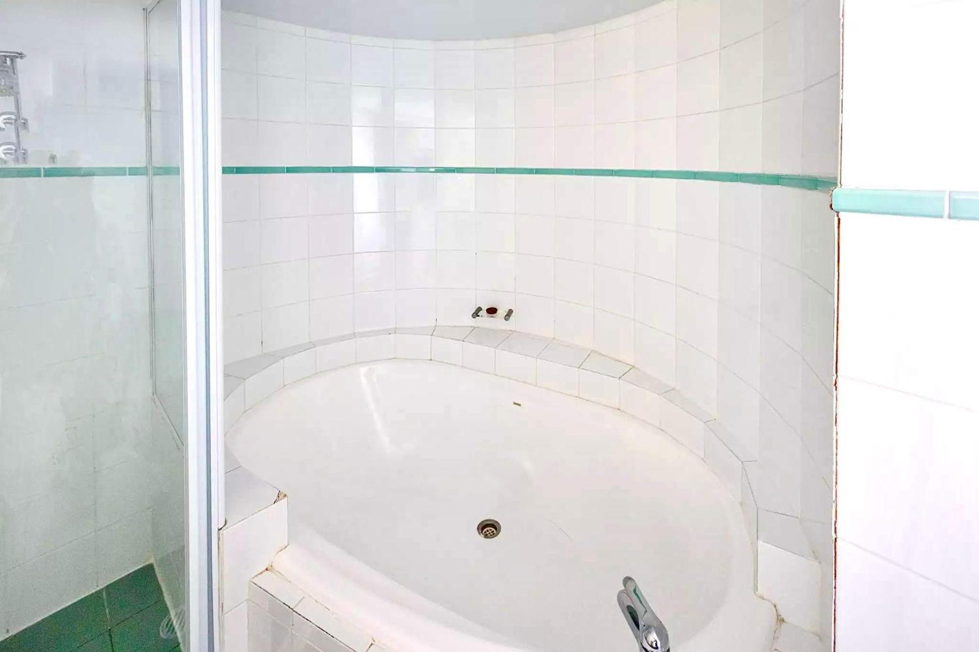 Sky High 3br Cbd Views Pool & Gym Apartment *