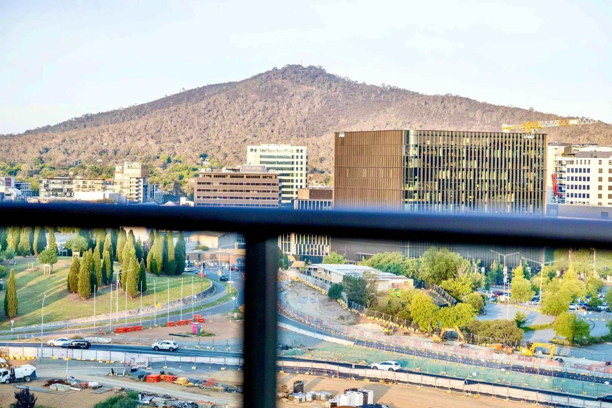 Sky High 3br Cbd Views Pool & Gym Apartment Canberra