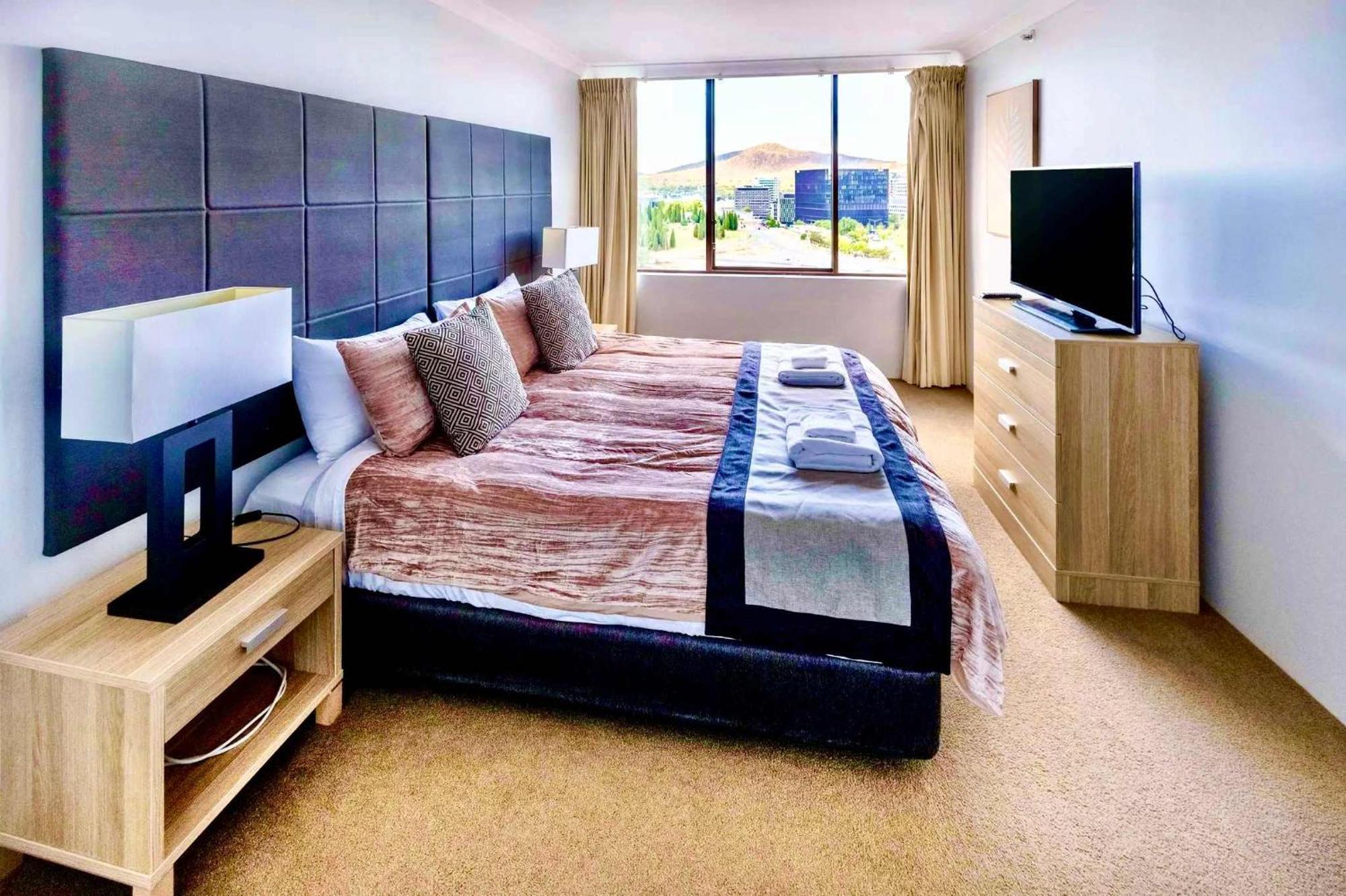 Sky High 3br Cbd Views Pool & Gym *
