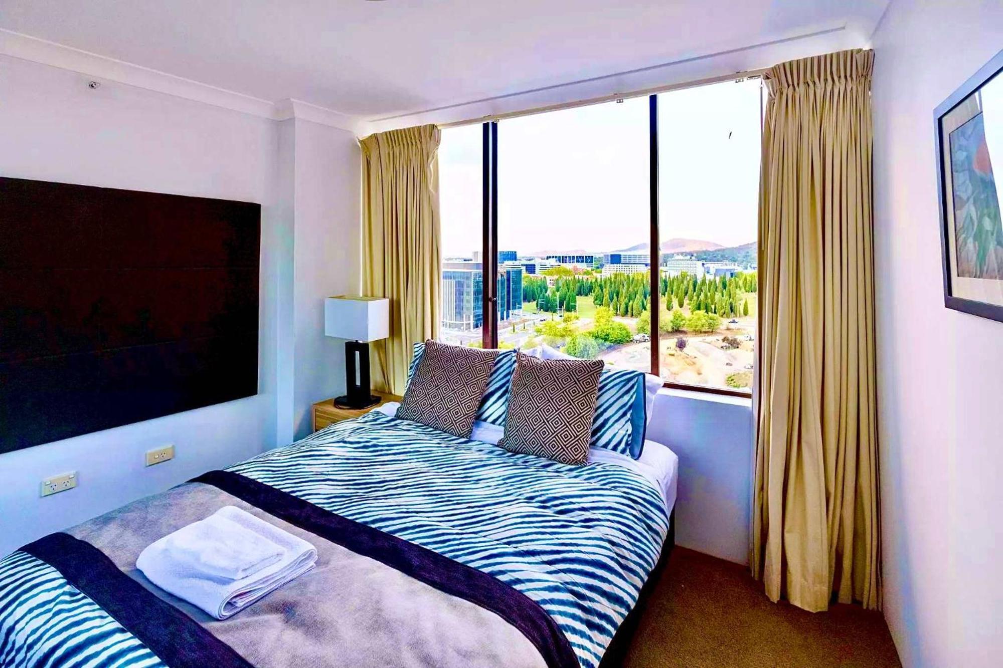 Sky High 3br Cbd Views Pool & Gym Apartment *