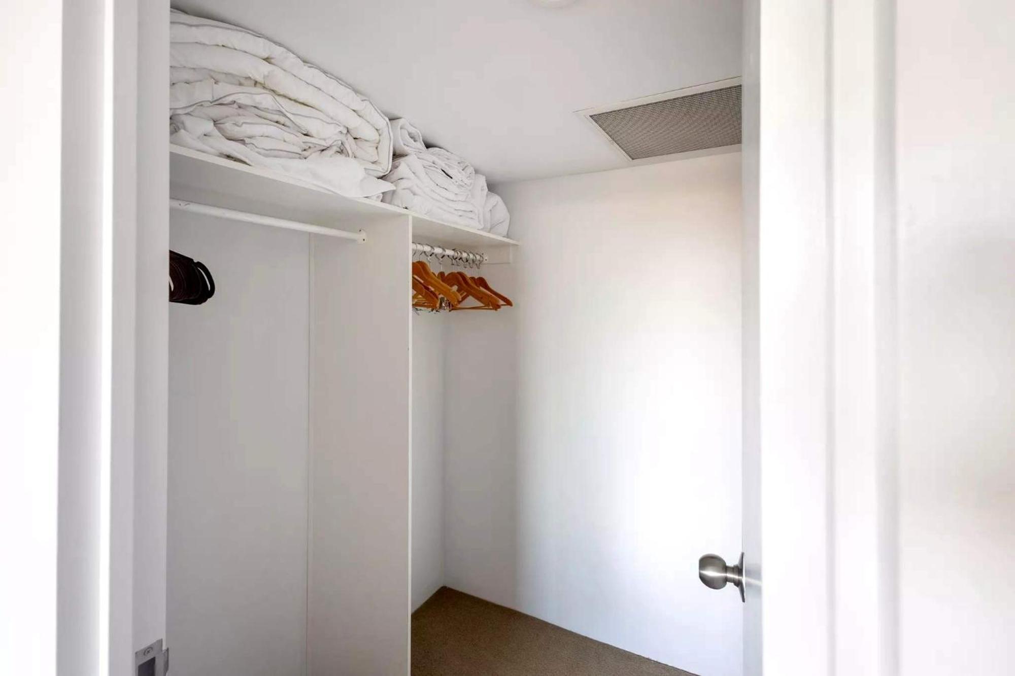 Sky High 3br Cbd Views Pool & Gym Apartment