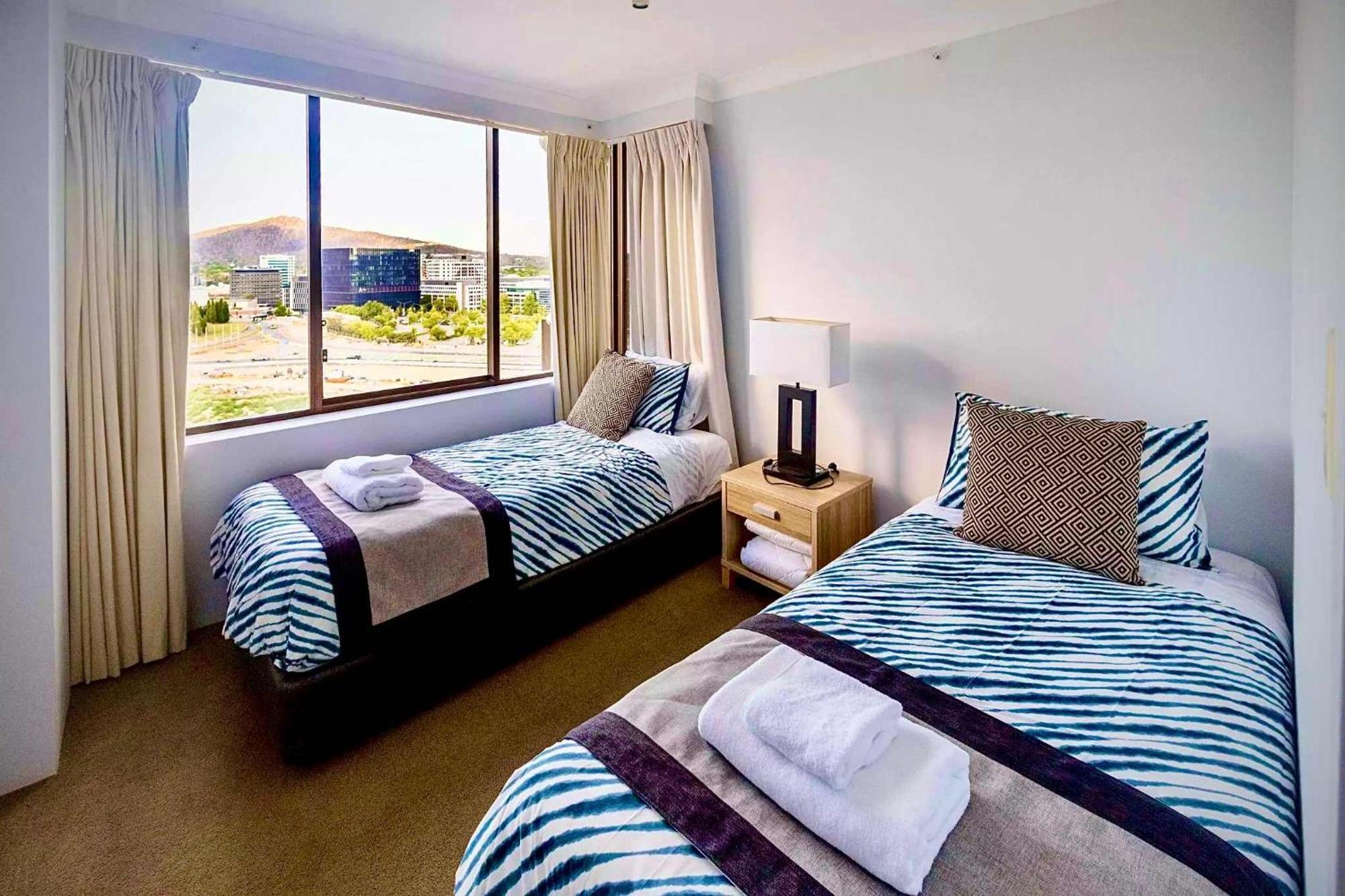Sky High 3br Cbd Views Pool & Gym Apartment *