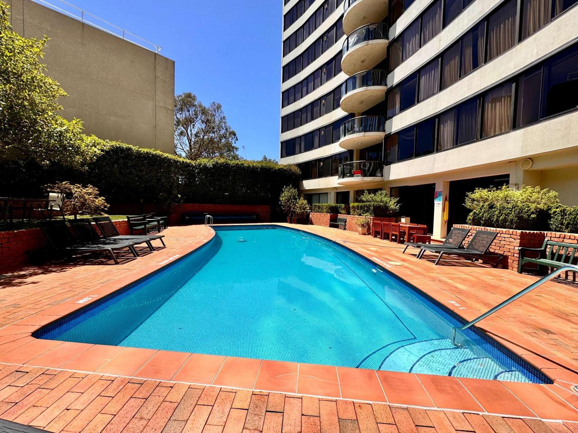 Sky High 3br Cbd Views Pool & Gym Canberra