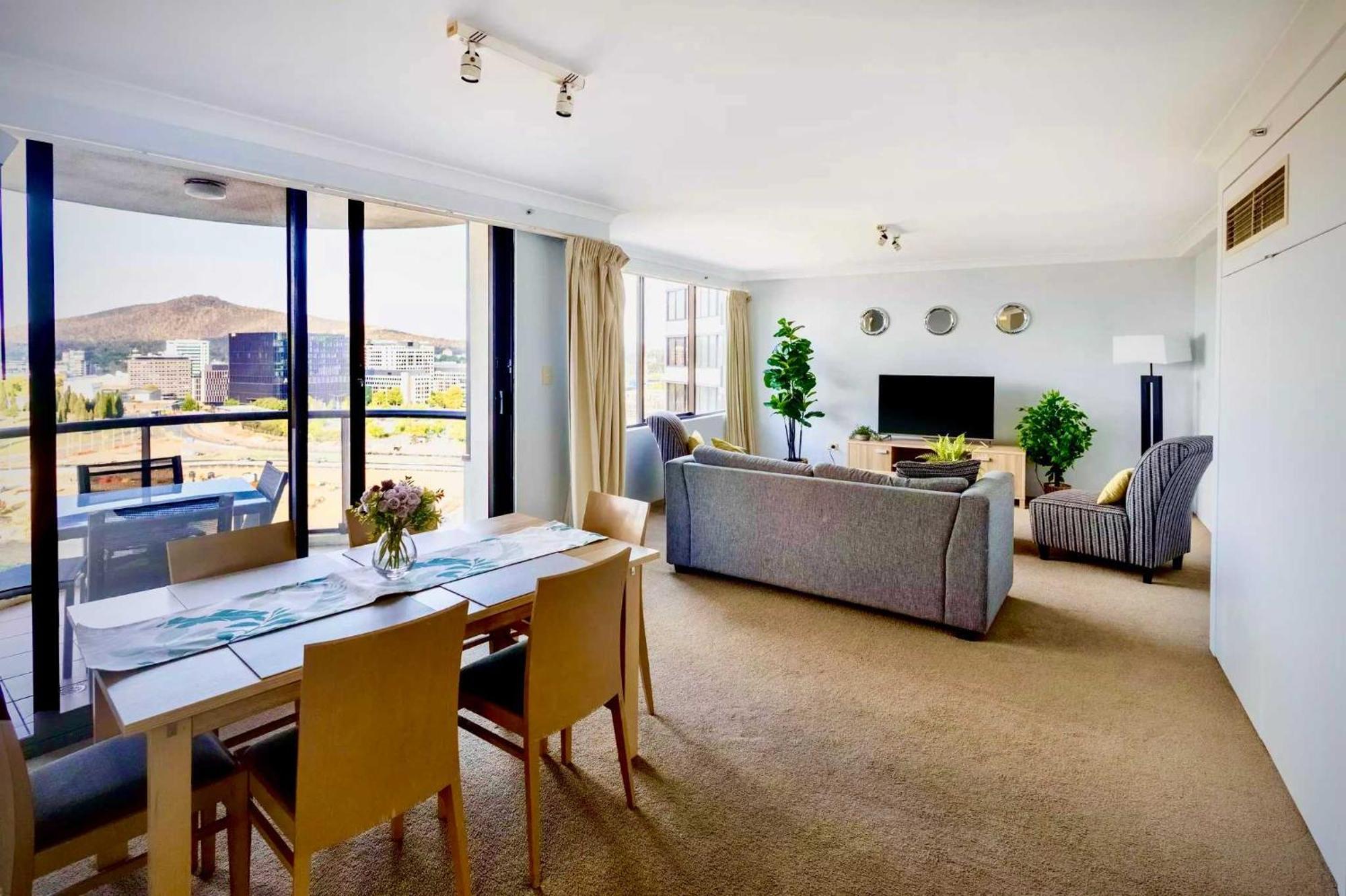 Sky High 3br Cbd Views Pool & Gym