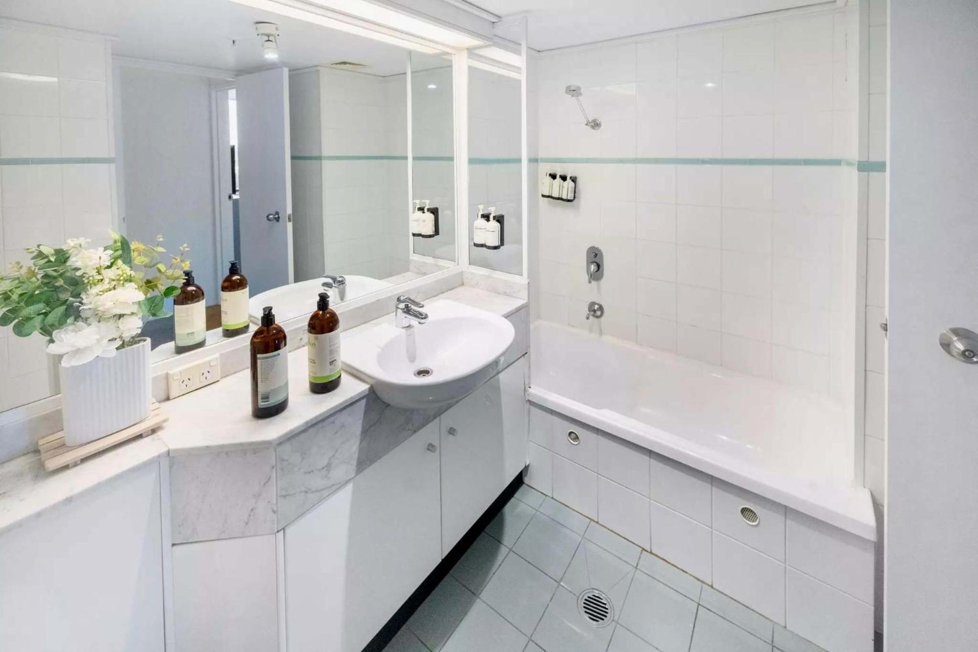 Apartment Sky High 3br Cbd Views Pool & Gym Canberra