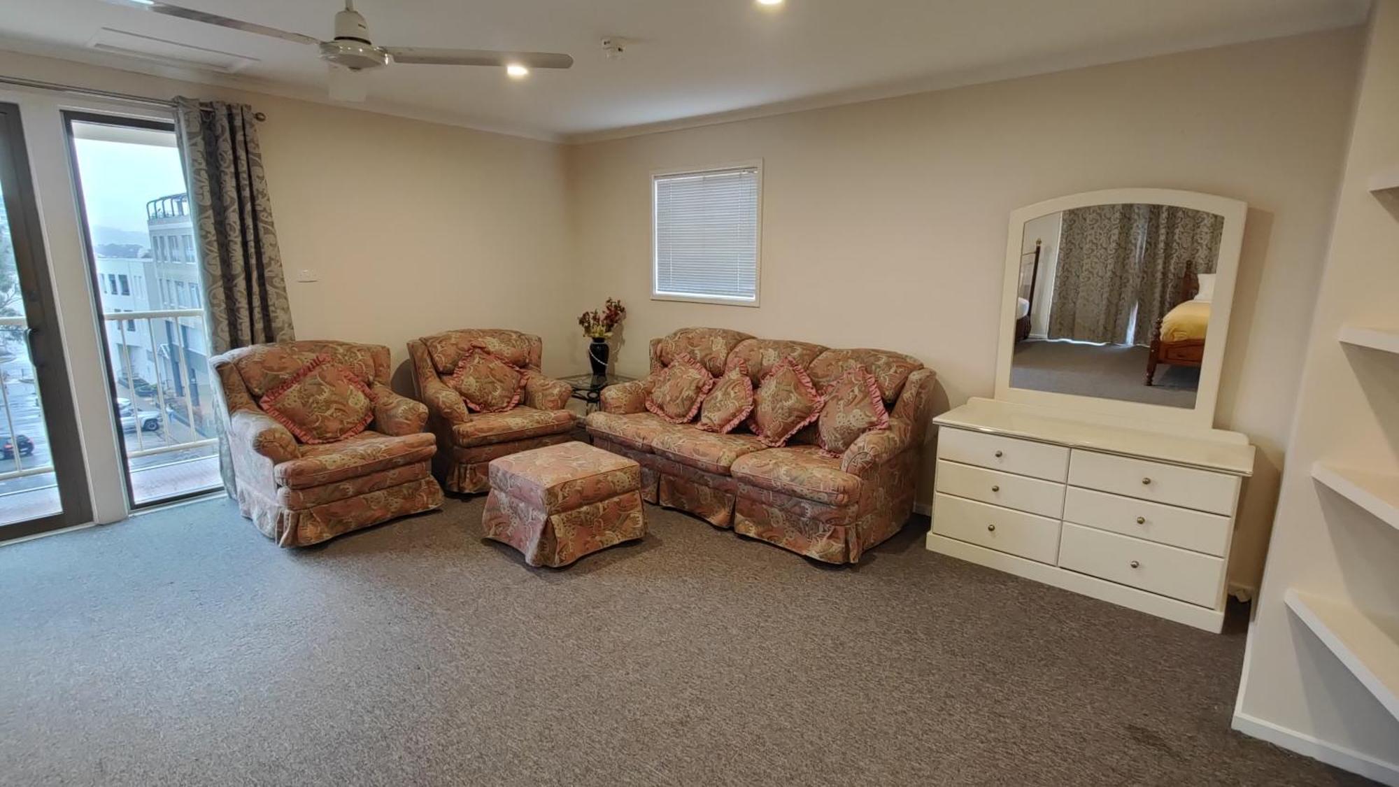 Tuggeranong Short #11c - Sleeps 8 Apartment