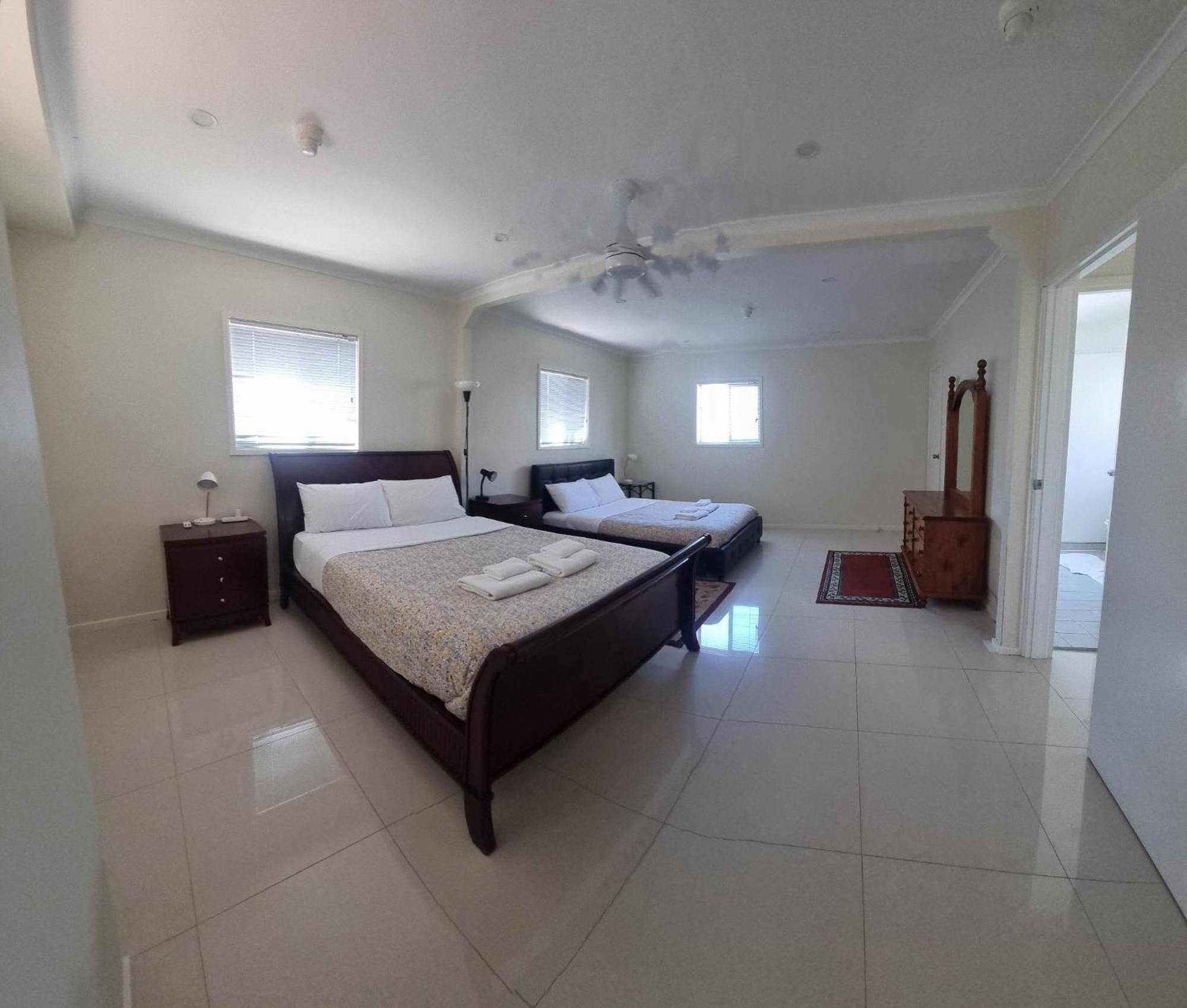 Tuggeranong Short #11c - Sleeps 8 * Canberra