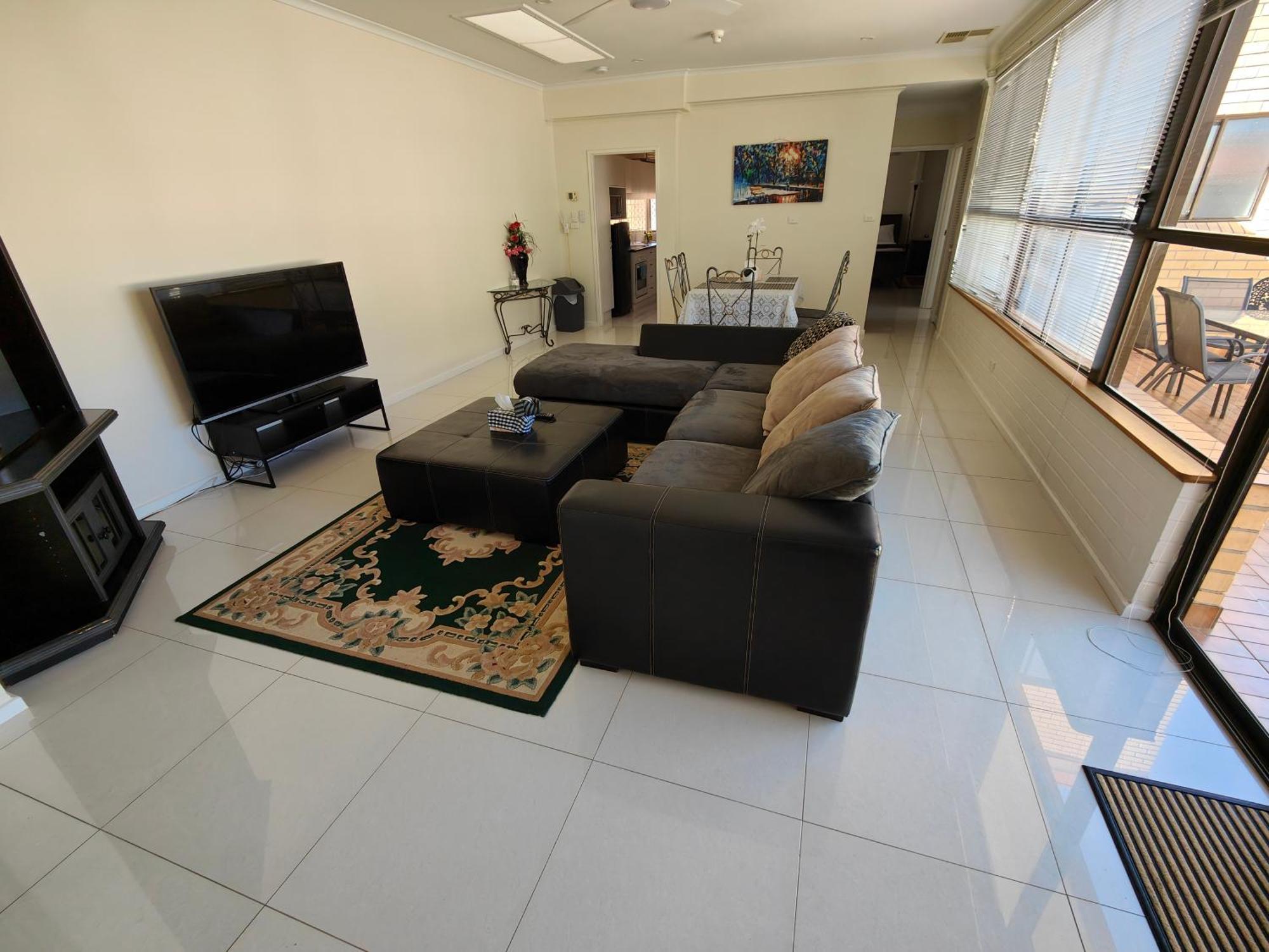 Tuggeranong Short #11c - Sleeps 8