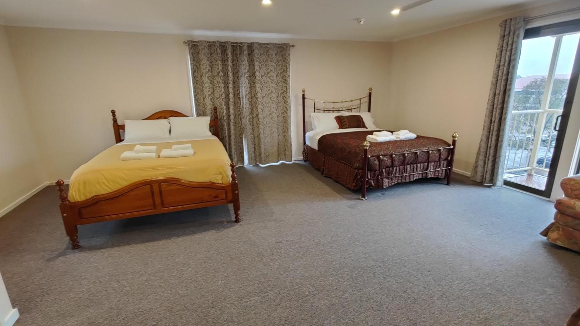 Apartment Tuggeranong Short #11c - Sleeps 8 *