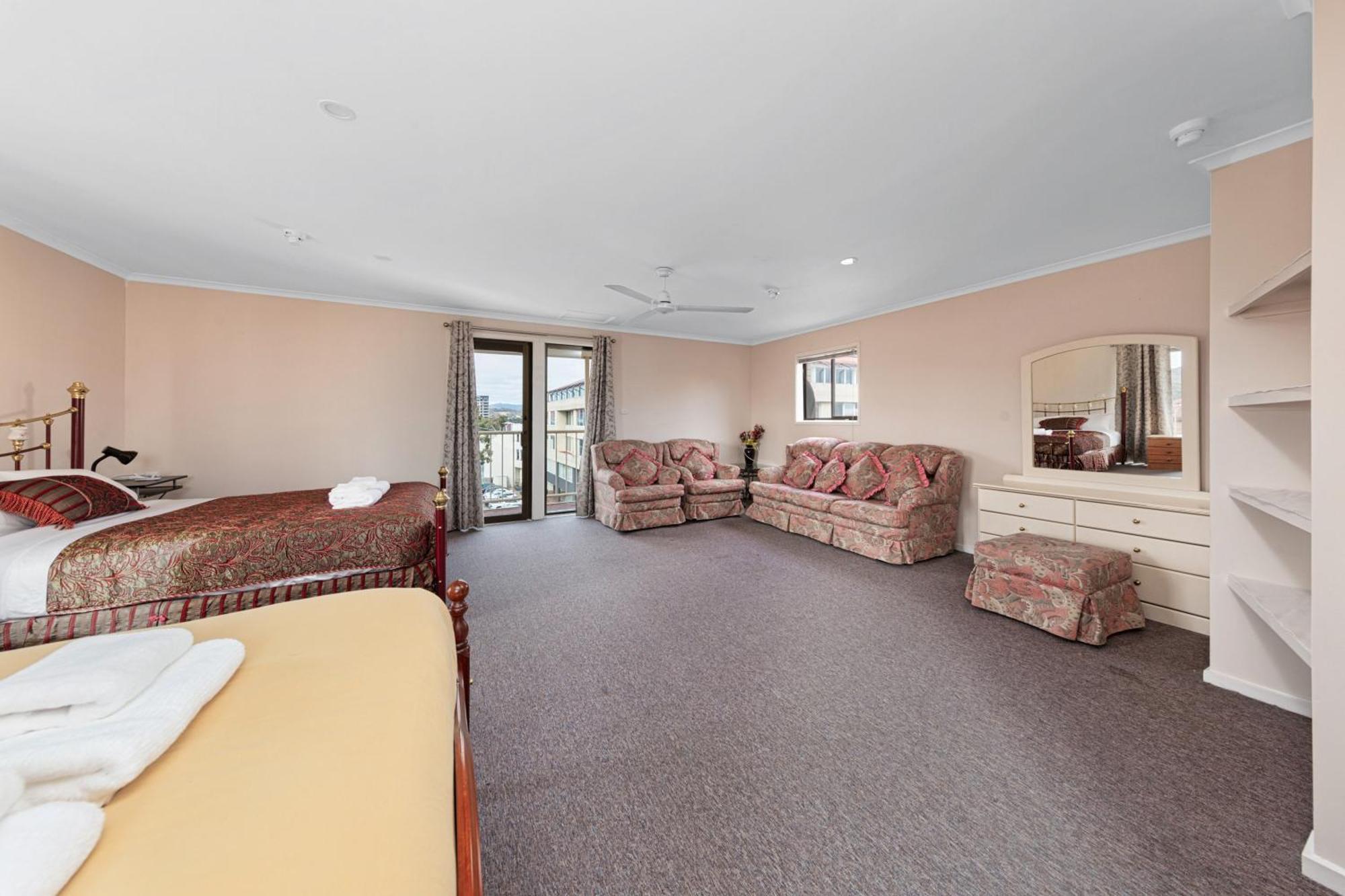 Tuggeranong Short #11c - Sleeps 8