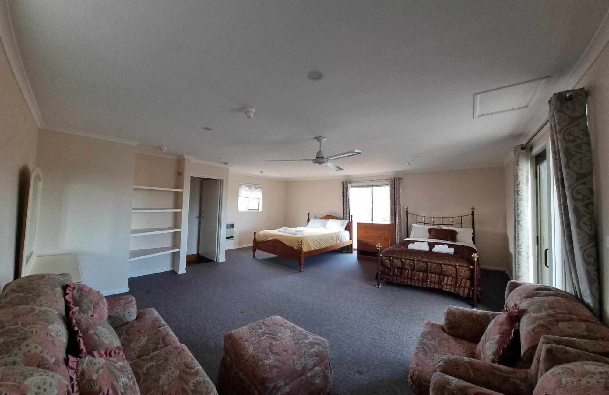 Apartment Tuggeranong Short #11c - Sleeps 8 *