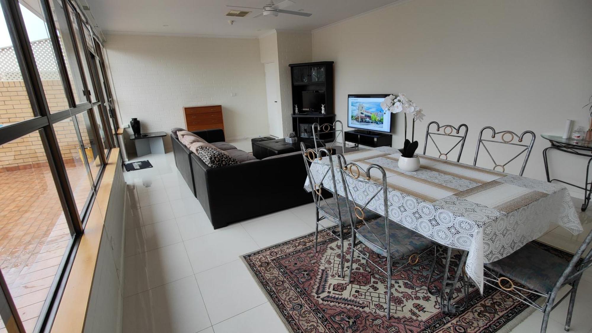 Tuggeranong Short #11c - Sleeps 8 Apartment Canberra